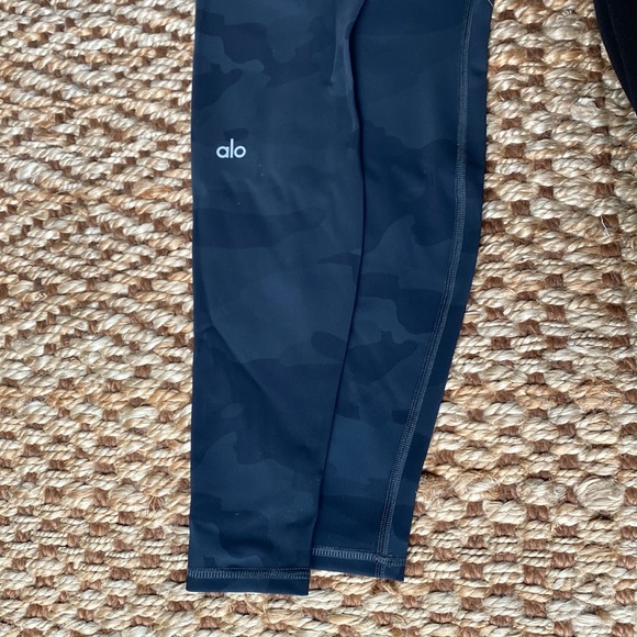 ALO YOGA High Waist Vapor Legging in Black & Camouflage - Picture 3 of 4